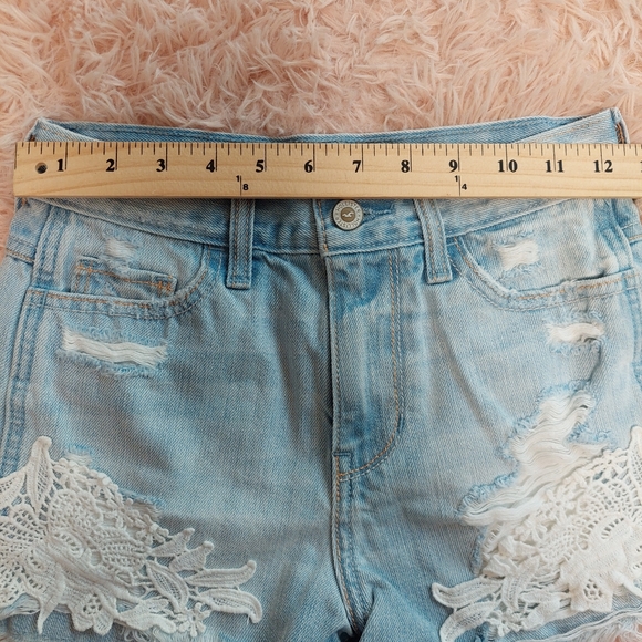 Hollister High Rise Jean Short - With Floral Embroidery Details - Size 00 w23 - Picture 9 of 9